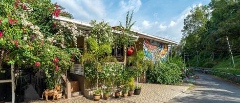 Vista frontal de la propiedad