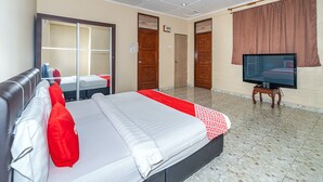 A hotel room with a bed, a television, and two doors. - OYO 89932 DD Homestay (Kota Kinabalu)