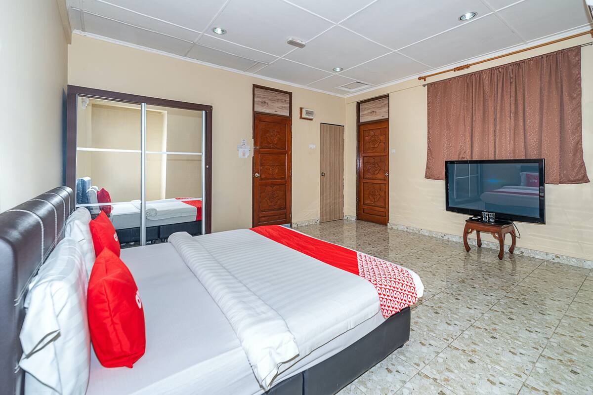 Deluxe Double Room, 1 King Bed | Free WiFi, bed sheets