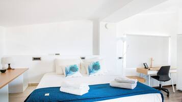Luxe villa, 4 slaapkamers, toegankelijk voor mindervaliden, privézwembad | 4 slaapkamers, luxe beddengoed, bedden met traagschuimmatrassen