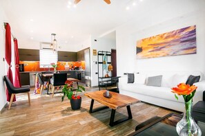 Villa luxueuse, 4 chambres, accessible aux personnes à mobilité réduite, piscine privée | Aire de séjour | Téléviseur connecté de 75 po avec télévision par câble, téléviseur