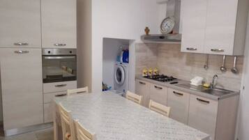 Kühlschrank, Ofen, Herdplatte, Kochgeschirr/Geschirr/Besteck