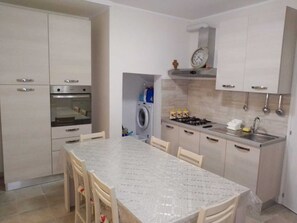 Fridge, oven, stovetop, cookware/dishes/utensils