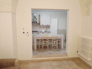 Kühlschrank, Ofen, Herdplatte, Kochgeschirr/Geschirr/Besteck