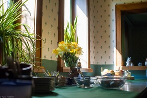 Tägliches einheimisches Frühstück (7.00 EUR pro Person)