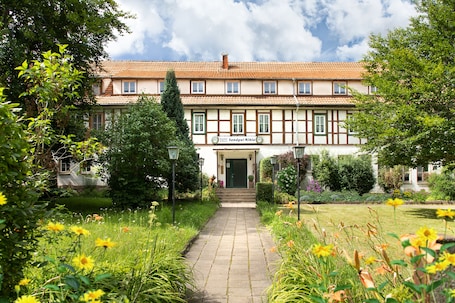 Exterior. Sandgut Mihla