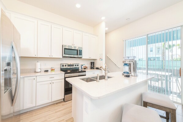 Fridge, oven, stovetop, dishwasher - Blue Cascade Cottage near Disney with Margaritaville Resort & Island H2O Access. (Kissimmee)