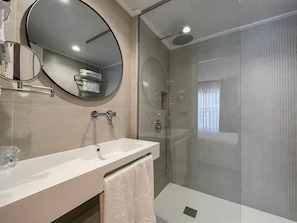 Phòng đôi | Phòng tắm | Vòi sen/bồn tắm kết hợp, vòi sen phun mưa, máy sấy tóc, khăn tắm