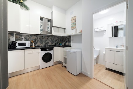 Standard Apartment, 1 Bedroom | Private kitchen | Fridge, microwave, oven, stovetop