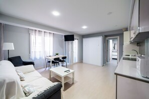 Standard Apartment, 1 Bedroom | Dining room - Hotel Quatre Llunes (Santa Pola)