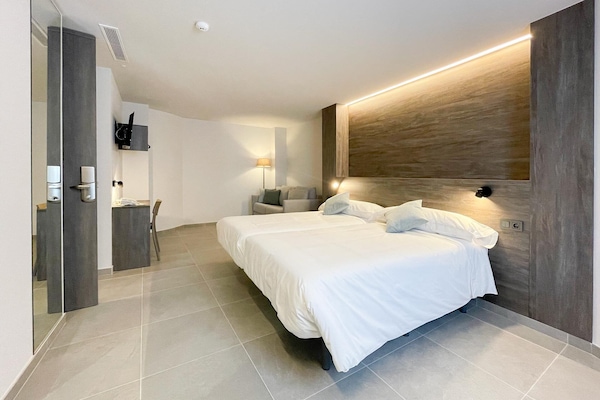 Superior Double Room | Bar mini, meja, ruang kerja komputer riba, Wi-fi percuma