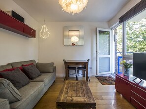 Apartment (2 Bedrooms) | Living room | 40-inch Smart TV with digital channels, TV - Recently Renovated 2BR Flat in South East London (London)