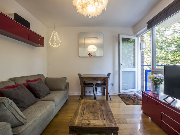 Appartement (2 Bedrooms) | Salle de séjour | Téléviseur connecté de 40 po avec télévision numérique, téléviseur