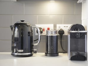 Appartement (2 Bedrooms) | Cuisine privée | Un four, lave-vaisselle, chaise haute, vaisselle et ustensiles