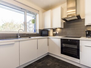 Leilighet (2 Bedrooms) | Eget kjøkken | Ovn, oppvaskmaskin, høy barnestol og kjøkkenutstyr