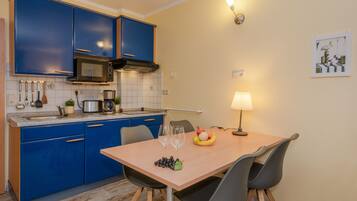 Refrigerador, microondas, parrilla de estufa y tetera eléctrica