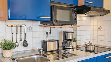 Refrigerador, microondas, parrilla de estufa y tetera eléctrica