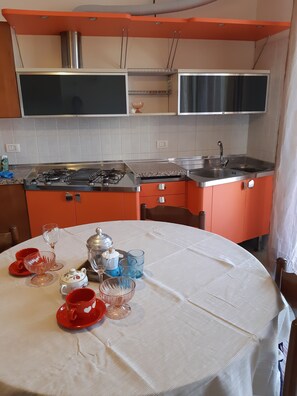 Frigorifero, microonde, piano cottura, pentole/stoviglie/utensili