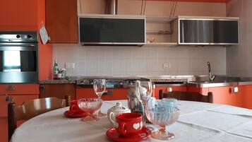 Kühlschrank, Mikrowelle, Herdplatte, Kochgeschirr/Geschirr/Besteck