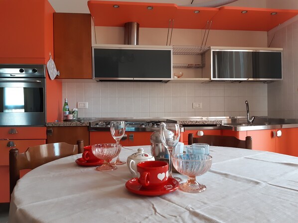 Frigorifero, microonde, piano cottura, pentole/stoviglie/utensili