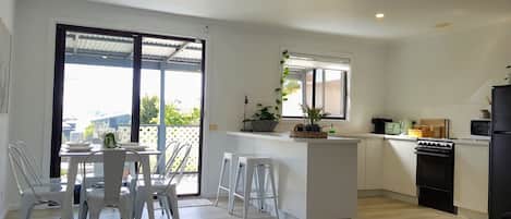 Réfrigérateur, four à micro-ondes, un four, surface de cuisson