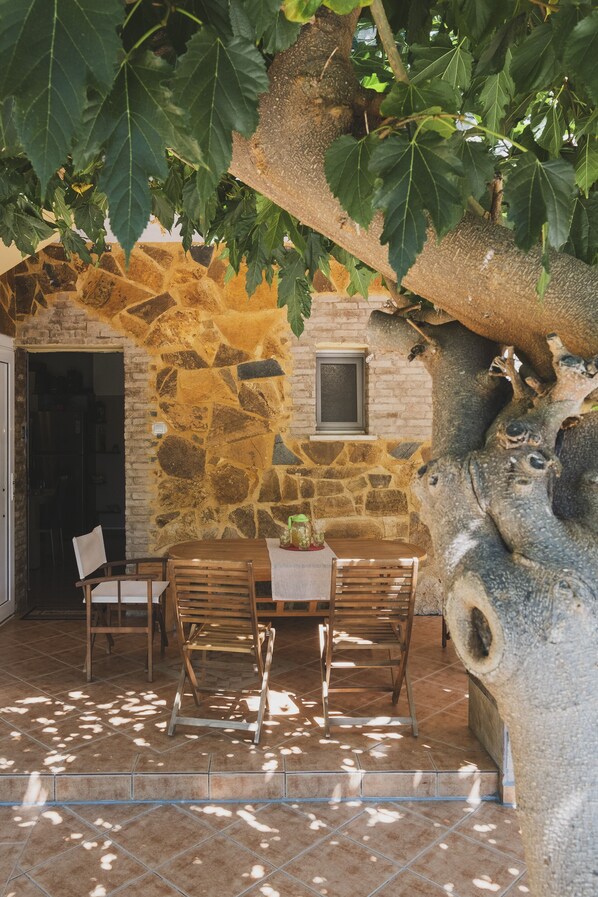 Outdoor dining - Family Summer 2fl home with Outdoors near Sea (Galatas)