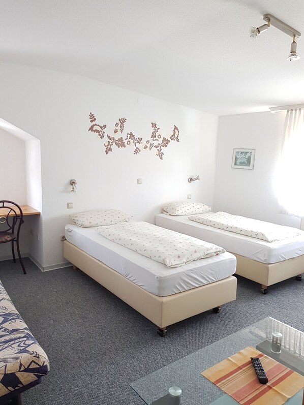 Triple Room, Kitchenette | Rollaway beds, free WiFi - Hotel - Pension - Weller (Dietzenbach)