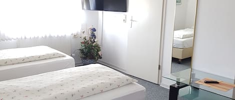 Zweibettzimmer | Zustellbetten, kostenloses WLAN