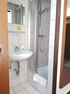 Standard Twin Room | Bathroom | Towels - Hotel - Pension - Weller (Dietzenbach)