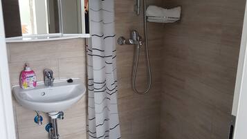 Shower kamar mandi