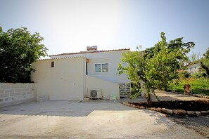 Courtyard - Sky Rays Luxury Apartments (Sithonia)