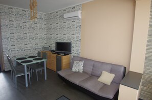 TV, fireplace - Relax Lakehouse - The luxury came to Lake Szelid (Dunapataj)