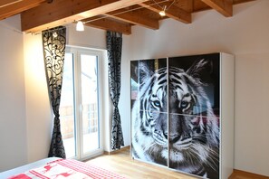 3 bedrooms, desk, iron/ironing board, WiFi