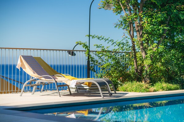 Ulkouima-allas, aurinkotuoleja