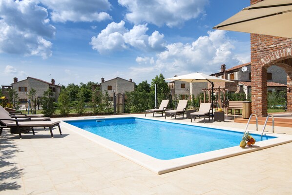 Una piscina al aire libre