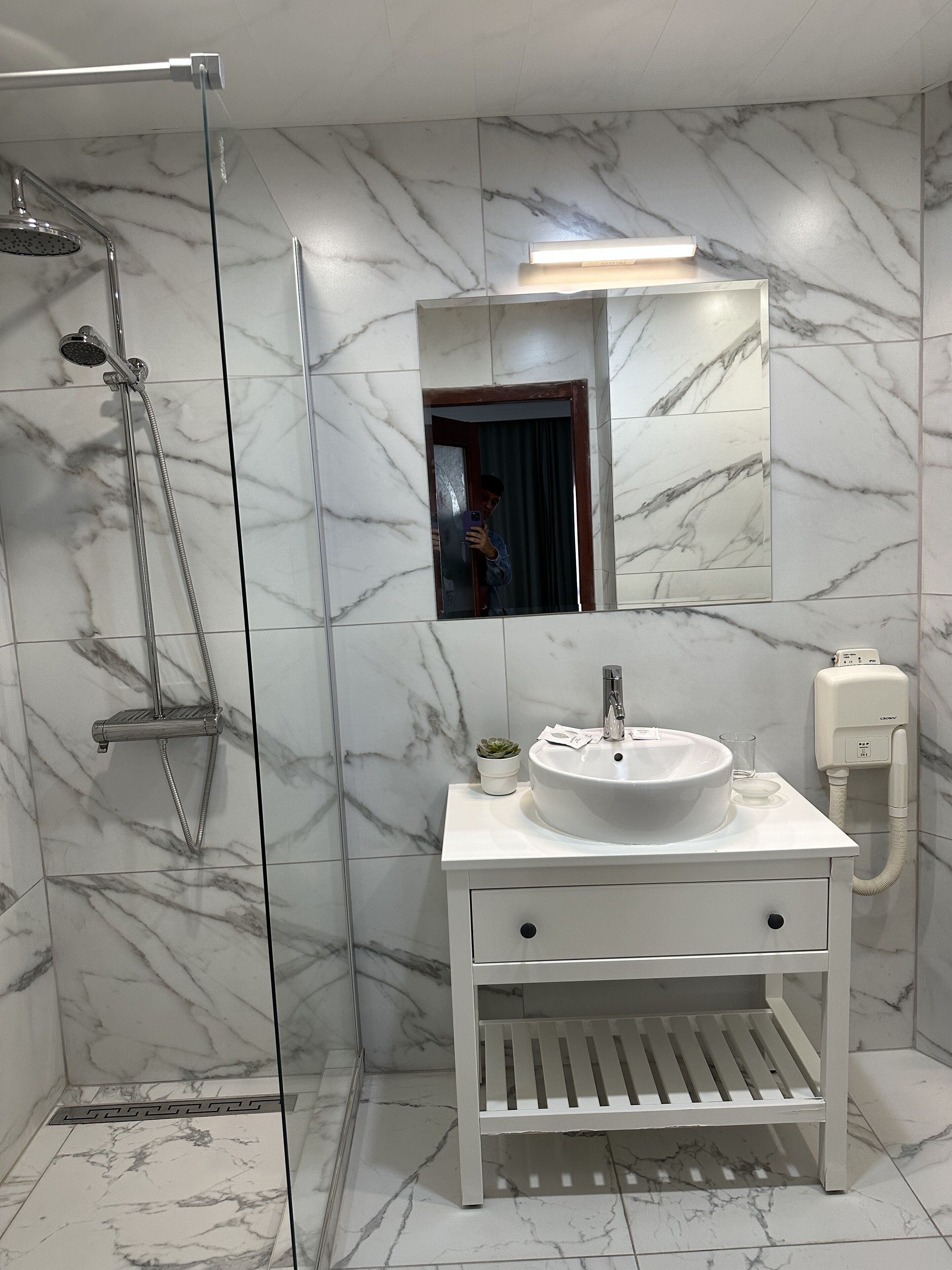 studio, balcony, city view | bathroom | towels, toilet paper