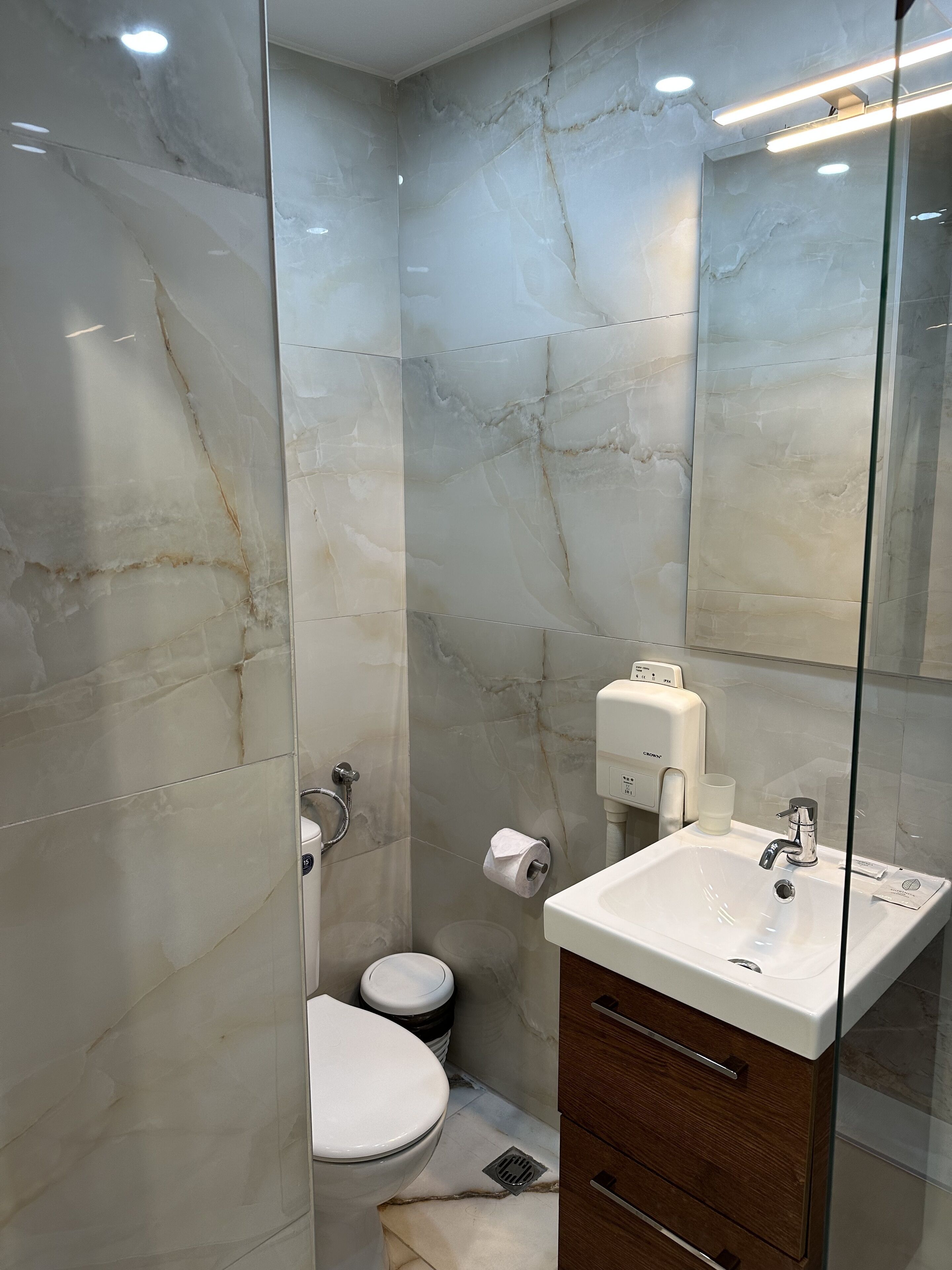 single room | bathroom | towels, toilet paper