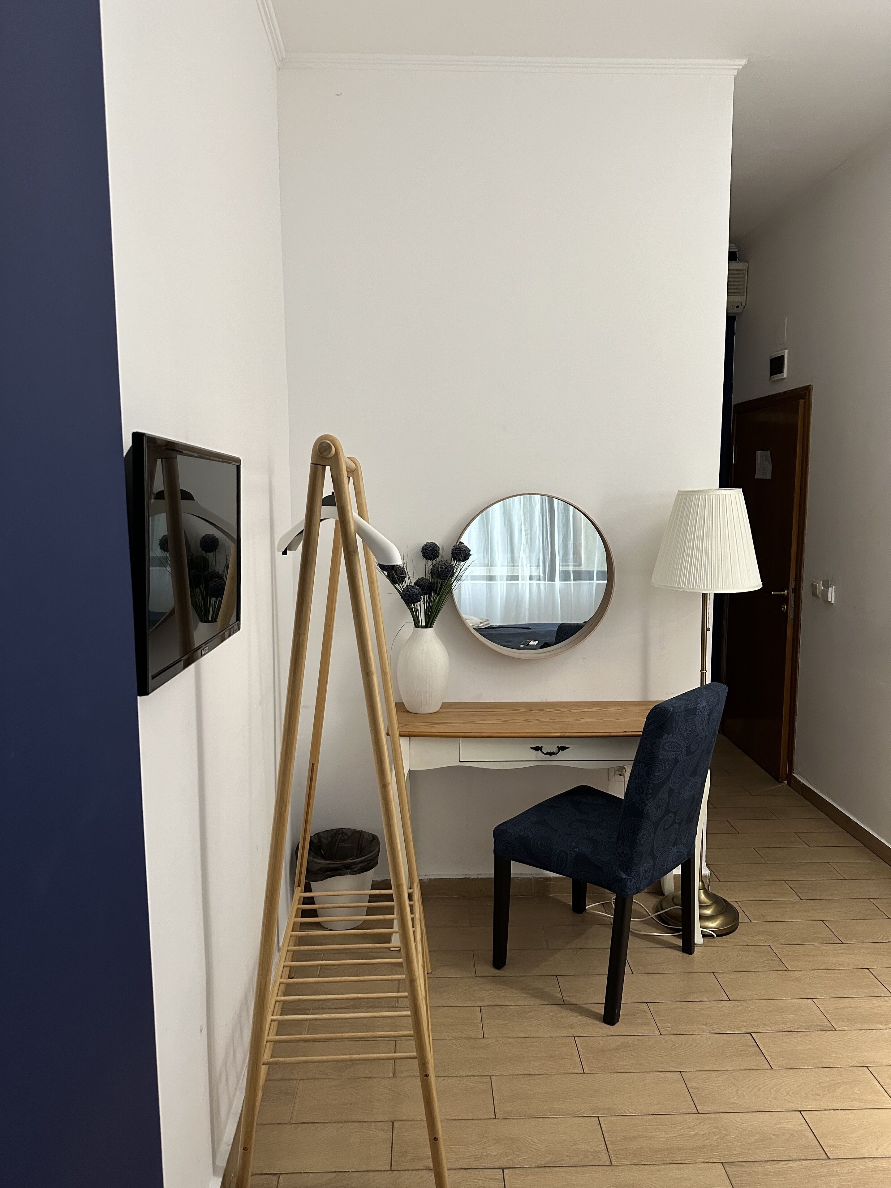 single room | bathroom | towels, toilet paper