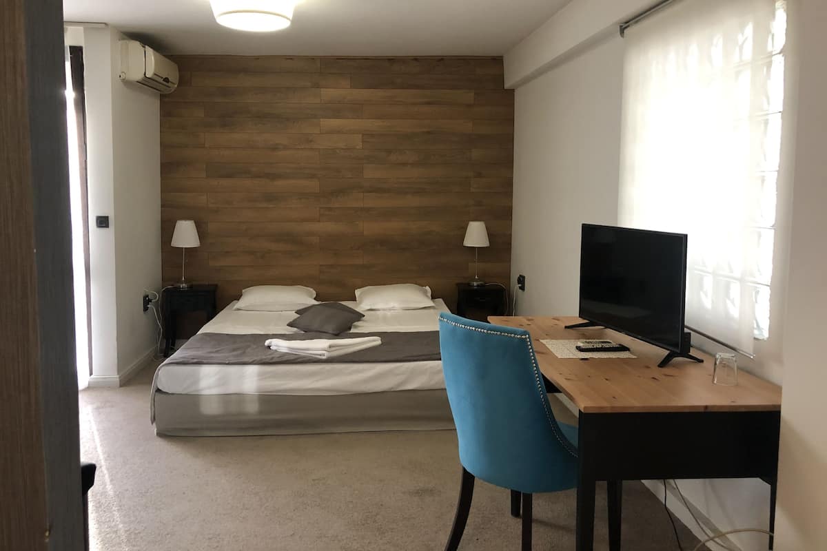 Deluxe Suite, Balcony, Courtyard View | Living area | Flat-screen TV