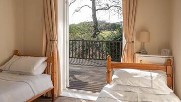 3 bedrooms, iron/ironing board, free WiFi, bed sheets