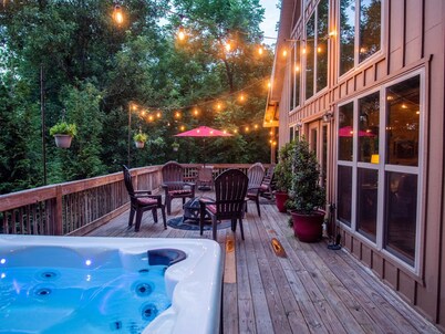 Secluded Mountain Cabin w/hot tub-Nashville TN-Pet and Kid friendly