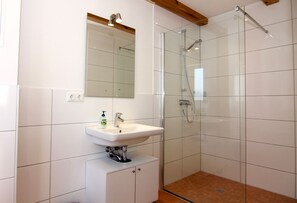 Apartment (4) | Bathroom | Hair dryer - Ferienhof Neuendorf (Luetow)