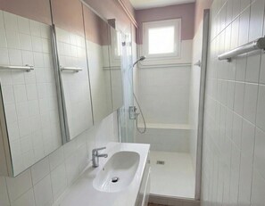 Bathtub, hair dryer, towels