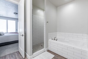 Combined shower/tub, hair dryer, towels - 3 King En Suites - Luxe 4BR Sleeps 16 w/ Views (St. George)