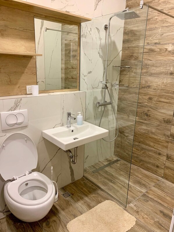 Suite Deluxe (Vrbas) | Baño | Secadora de cabello, toallas, papel de baño 