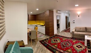 Suite superior, 1 habitación, balcón (Bosna) | Área de sala de estar | Televisión de pantalla plana 