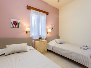 3 bedrooms, in-room safe, iron/ironing board, free WiFi