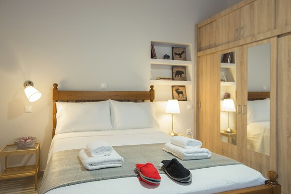 2 bedrooms, iron/ironing board, travel cot, free WiFi - Splendid Views from a Cozy Cottage with a Garden Terrace (Dafni)