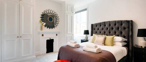 3 quartos, ferros/tábuas de passar roupa, berço de viagem