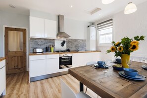 Fridge, microwave, oven, stovetop - Chic & Spacious Family Home in South West London 🏡 (London)